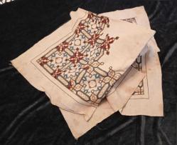 ANTİKA TEKSTİL KETEN ÜZERİ ELİŞİ ÖRTÜ 75*75 EBADINDA HAFİF SARARMALAR MEVCUT