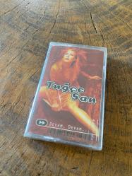TUĞÇE SAN - DEVAM DEVAM - KASET (JELATİNİNDE)