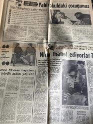 HÜRRİYET GAZETESİ HÜRRİYET PAZAR EXTRA 2 GAZETESİ DOĞUM GÜNÜ GAZETESİ - 1 EKİM 1967 - Bizimkiler - Fatoş - Güngörmüşler - Kemal Bisalman - Jeanne Moreau - James Kidd - Fransız Psikolog Regnier - Fransız Doktor Martier - Mandy - Monique Von Cleve - El Cordebes - Jayne Mansfield - Mickey - Dr. Paul Asinger - Dr. F. Romer - Modern Kadın’a Açık Mektup - Mandy İsrail’de tam bir ev hanımı oldu - Aşk bir mucize yarattı - Ne zaman nasıl güneş banyosu yapmalıyız - İki koca bir sevgili birbirine girdi - El Cordebes aşık - Korkular psikolojik kısırlık yaratıyor - Niçin ihanet ediyorlar - Ruhun varlığını ispat edene 200 bin dolar verilecek - Uyku süresi değil yatış şekli önemli - Yatılı okuldaki çocuğunuz