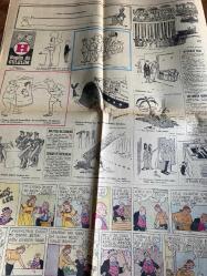 HÜRRİYET GAZETESİ HÜRRİYET PAZAR EXTRA 2 GAZETESİ DOĞUM GÜNÜ GAZETESİ - 1 EKİM 1967 - Bizimkiler - Fatoş - Güngörmüşler - Kemal Bisalman - Jeanne Moreau - James Kidd - Fransız Psikolog Regnier - Fransız Doktor Martier - Mandy - Monique Von Cleve - El Cordebes - Jayne Mansfield - Mickey - Dr. Paul Asinger - Dr. F. Romer - Modern Kadın’a Açık Mektup - Mandy İsrail’de tam bir ev hanımı oldu - Aşk bir mucize yarattı - Ne zaman nasıl güneş banyosu yapmalıyız - İki koca bir sevgili birbirine girdi - El Cordebes aşık - Korkular psikolojik kısırlık yaratıyor - Niçin ihanet ediyorlar - Ruhun varlığını ispat edene 200 bin dolar verilecek - Uyku süresi değil yatış şekli önemli - Yatılı okuldaki çocuğunuz
