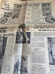 HÜRRİYET GAZETESİ HÜRRİYET PAZAR EXTRA 2 GAZETESİ DOĞUM GÜNÜ GAZETESİ - 7 AĞUSTOS 1966 - Bizimkiler - Fatoş - Güngörmüşler - Kemal Bisalman - Brigitte Bardot - Sylvie Vartan - Barbara Neals - Sophie Lamiral - Nicole Grasser - Bataille - Sizde kalp var mı - Bu sıcakla çalışamıyorum - İyi bir şoför müsünüz - Direksiyonu tutuşunuz karakterinizi açıklıyor - Bacağınıza bakan var beş tavsiye - Aşk ancak üç ay yaşar - Her zerremde hayatın sarhoşluğunu - Pazardan dinlenmek güzelliğinizin ömrünü artırıyor - El yazısı hastalığı ortaya koyuyor - Dizlerin görünmesi çirkin mi - Garip bir arkadaşlık - 70 bin liralık mücevherler - Beş ayrı biçimde gözlerinizin şekli - Hanımlar erkek gözü her an üstünüzde - Bebekler ana kucağından baba kucağına geçti - Bir insanın gözleri ruhunun aynasıdır - Parasıız pulsuz yaşanır ama Johnny’siz asla - Lükse bayılıyorum her şeyin en güzelini en pahalısını istiyorum