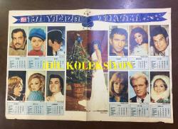 SES 1971 YILDIZLAR TAKVİMİ POSTERİ - SES DERGİSİ HEDİYESİ - 62 x 47 cm EBADINDA - DÖNEMİNE AİT, ORİJİNAL, FİKRET HAKAN, SOPHIA LOREN, ALAIN DELON, MICK JAGGER, MURAT SOYDAN, YILMAZ GÜNEY, NEBAHAT ÇEHRE, İZZET GÜNAY, NATHALIE DELON, DAVID MC CALLUM, FATMA KARANFİL, YILDIZLARA GÖRE YILLIK FALINIZ