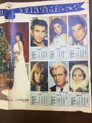 SES 1971 YILDIZLAR TAKVİMİ POSTERİ - SES DERGİSİ HEDİYESİ - 62 x 47 cm EBADINDA - DÖNEMİNE AİT, ORİJİNAL, FİKRET HAKAN, SOPHIA LOREN, ALAIN DELON, MICK JAGGER, MURAT SOYDAN, YILMAZ GÜNEY, NEBAHAT ÇEHRE, İZZET GÜNAY, NATHALIE DELON, DAVID MC CALLUM, FATMA KARANFİL, YILDIZLARA GÖRE YILLIK FALINIZ