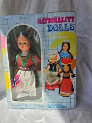 Vintage Nationality Doll – Norveç Kıyafetli, Uyuyan Gözlü, Kutulu (18 cm)