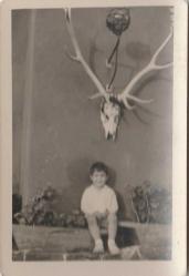 1940 LI YILLAR GEYİK BOYNUZU KAFASI ÖNÜNDE ERKEK ÇOCUK GÖRSELLİ SİYAH BEYAZ FOTOĞRAF