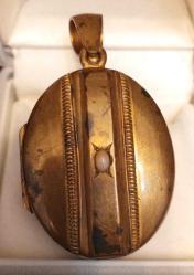 RESİMLİK ŞEKLİNDE PİRİNÇ MALZEMEDEN MAMUL KOLYE UCU  İÇİNDE ESKİ  BİR ÇOCUK RESMİ HALEN DURMAKTADIR