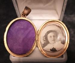 RESİMLİK ŞEKLİNDE PİRİNÇ MALZEMEDEN MAMUL KOLYE UCU  İÇİNDE ESKİ  BİR ÇOCUK RESMİ HALEN DURMAKTADIR