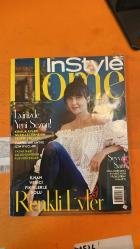 INSTYLE HOME DERGİSİ - DONATELLA VERSACE – SERKAN ALTUNORAK – AYŞENUR AKSOY – FATİH AKSOY – OLIVIA WILDE – DEMET KUTLUAY – SERRA ERENER – DENİZ AKGÜLLÜ OMAY – ZAC POSEN – YAZ KUTLUAY – DEFNE SAMYELİ TALU – ESİN MARAŞLIOĞLU – RAŞİT KARAASLAN - GÖSTERİŞLİ, MİNİMAL VE NATÜREL BANYO STİLLERİ – DONATELLA VERSACE’NİN MİLANO’DAKİ EVİ – DERİ MOBİLYA VE AKSESUARLARLA DEKORASYON – EVDE MÜZİK SİSTEMİ KURMANIN İNCELİKLERİ – STUDIO NOMMO İLE “AYDEDE’DEN HİKAYELER” STİCKER SERİSİ – YAZBÜKEY MARKASI VE AKSESUAR TASARIMLARI – MAMA: RUMELİ HİSARI’NDA YENİ BİR MEKAN – AUTOBAN MİMARLIK’TAN LATİN SICAKLIĞINDA DEKOR – RAŞİT KARAASLAN’DAN “SİNİ” SEHPA TASARIMI – VINTAGE DÖNEMİ ELEKTRİK SÜPÜRGELERİ – HAYVAN FİGÜRLERİYLE MASALSI TASARIMLAR – İKİ FARKLI BÜTÇEYLE ÇALIŞMA KÖŞELERİ – ZİGON SEHPALAR, VARAKLI OBJELER, AYNALAR, ABAJURLAR -    -  210 SAYFA