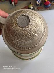 Batı Almanya yoğun görsel temalı BMF den kalaylı kapaklı kapak ve altında damgalı porselen tankart 20 boy 11en cm