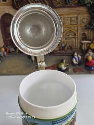 Batı Almanya yoğun görsel temalı BMF den kalaylı kapaklı kapak ve altında damgalı porselen tankart 20 boy 11en cm