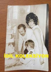Efemera - İLHAM GENCER'İN ORİJİNAL FOTOĞRAFI - 18 x 12 cm EBADINDA - İLHAM GENCER'İN EŞİ NECLA GENCER ve OĞLU BORA GENCER İLE EVDE DOĞUM GÜNÜ KUTLADIKLARI ANLARDA ÇEKİLMİŞ BİR HATIRA FOTOĞRAFI - kitantik - kitaLog