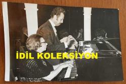 İLHAM GENCER'İN ORİJİNAL 2'Lİ FOTOĞRAF SETİ - 18 x 12 cm EBADINDA - İLHAM GENCER'İN PİYANO BAŞINA GEÇEN ANNESİ NİHAL HANIM İLE ÇEKİLMİŞ İKİ FARKLI FOTOĞRAFI