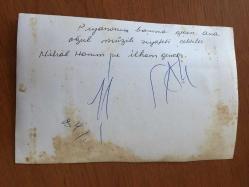 İLHAM GENCER'İN ORİJİNAL 2'Lİ FOTOĞRAF SETİ - 18 x 12 cm EBADINDA - İLHAM GENCER'İN PİYANO BAŞINA GEÇEN ANNESİ NİHAL HANIM İLE ÇEKİLMİŞ İKİ FARKLI FOTOĞRAFI