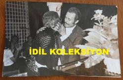 İLHAM GENCER'İN ORİJİNAL 2'Lİ FOTOĞRAF SETİ - 18 x 12 cm EBADINDA - İLHAM GENCER'İN PİYANO BAŞINA GEÇEN ANNESİ NİHAL HANIM İLE ÇEKİLMİŞ İKİ FARKLI FOTOĞRAFI