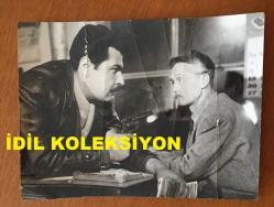 Efemera - YEŞİLÇAM'IN USTA OYUNCUSU KADİR SAVUN'UN BÜYÜK BOY ORİJİNAL FOTOĞRAFI - 24 x 18 cm EBADINDA - KADİR SAVUN 1960'LARDA BİR YEŞİLÇAM FİLMİNDE TABANCA TUTARKEN - kitantik - kitaLog