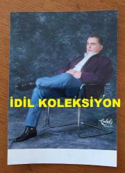 BESTECİ ve ŞARKICI ALPAY'IN ORİJİNAL FOTOĞRAFI (Ahmet Alpay Nazikoğlu) - 18 x 13 cm EBADINDA - ALPAY, STÜDYO CELAL'DE SANDALYEYE OTURUP POZ VERİRKEN ÇEKİLMİŞ BİR FOTOĞRAF