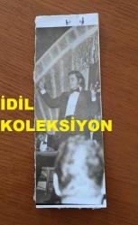 BESTECİ ve ŞARKICI ALPAY'IN ORİJİNAL FOTOĞRAFI (Ahmet Alpay Nazikoğlu) - 13 x 4,5 cm EBADINDA - ALPAY SAHNEDE ŞARKI SÖYLERKEN