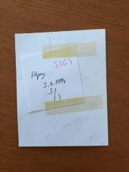 BESTECİ ve ŞARKICI ALPAY'IN ORİJİNAL FOTOĞRAFI (Ahmet Alpay Nazikoğlu) - 10 x 8 cm EBADINDA - ALPAY ŞIK GİYSİSİ ve PARMAĞINDAKİ SİGARASIYLA GÜLÜMSEYEREK POZ VERİRKEN