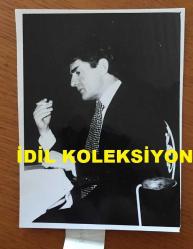 BESTECİ ve ŞARKICI ALPAY'IN ORİJİNAL FOTOĞRAFI (Ahmet Alpay Nazikoğlu) - 11 x 8 cm EBADINDA - ALPAY TAKIM ELBİSESİYLE MASAYA OTURUP SİGARA İÇİP DÜŞÜNÜRKEN