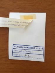 BESTECİ ve ŞARKICI ALPAY'IN ORİJİNAL FOTOĞRAFI (Ahmet Alpay Nazikoğlu) - 11 x 8 cm EBADINDA - ALPAY TAKIM ELBİSESİYLE MASAYA OTURUP SİGARA İÇİP DÜŞÜNÜRKEN