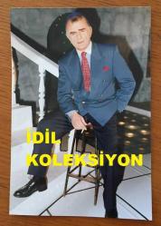 BESTECİ ve ŞARKICI ALPAY'IN ORİJİNAL FOTOĞRAFI (Ahmet Alpay Nazikoğlu) - 15 x 10 cm EBADINDA - ALPAY TAKIM ELBİSESİYLE OTURUP POZ VERİRKLEN