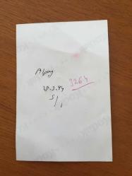 BESTECİ ve ŞARKICI ALPAY'IN ORİJİNAL FOTOĞRAFI (Ahmet Alpay Nazikoğlu) - 15 x 10 cm EBADINDA - ALPAY TAKIM ELBİSESİYLE OTURUP POZ VERİRKLEN