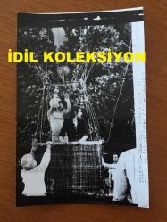 BESTECİ ve ŞARKICI ALPAY'IN ORİJİNAL FOTOĞRAFI (Ahmet Alpay Nazikoğlu) - 18 x 12 cm EBADINDA - ALPAY ÖLÜM TEHLİKESİ GEÇİRDİĞİ BALONA BİNDİĞİ SIRADA ÇEKİLMİŞ BİR KARE, 13 HAZİRAN 1974