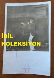 BESTECİ ve ŞARKICI ALPAY'IN ORİJİNAL FOTOĞRAFI (Ahmet Alpay Nazikoğlu) - 18 x 12 cm EBADINDA - ALPAY SAHNEDE ŞARKI SÖYLERKEN