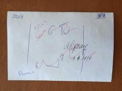 BESTECİ ve ŞARKICI ALPAY'IN ORİJİNAL AJANS BASIMI (KAĞIT BASKI) FOTOĞRAFI (Ahmet Alpay Nazikoğlu) - 18 x 12 cm EBADINDA - ALPAY PANODAKİ KALP İŞARETİNİ GÖSTERİRKEN