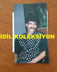 BESTECİ ve ŞARKICI ALPAY'IN OĞLU TULUĞ NAZİKOĞLU'NUN ORİJİNAL FOTOĞRAFI (Ahmet Alpay Nazikoğlu) - 9 x 5 cm EBADINDA - 1 TEMMUZ 1989