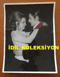 BESTECİ ve ŞARKICI ALPAY'IN BÜYÜK BOY ORİJİNAL FOTOĞRAFI (Ahmet Alpay Nazikoğlu) - 24 x 18 cm EBADINDA - ALPAY ve EŞİ BİLGE NAZİKOĞLU DANS EDERLERKEN ÇEKİLMİŞ ROMANTİK BİR KARE