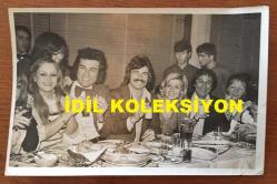 YEŞİLÇAM'IN UNUTULMAZ OYUNCUSU YALÇIN GÜLHAN'IN ORİJİNAL FOTOĞRAF - 18 x 12 cm EBADINDA - YALÇIN GÜLHAN, ARZU OKAY, İLHAN DANER ve SAMET SERDENGEÇTİ, AYNI MASADA RAKI İÇİP EĞLENİRLERKEN ÇEKİLMİŞ ÖZEL BİR HATIRA FOTOĞRAFI