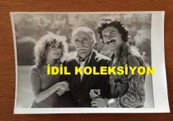 YEŞİLÇAM'IN UNUTULMAZ OYUNCUSU YALÇIN GÜLHAN'IN ORİJİNAL 3'LÜ FOTOĞRAF SETİ - 18 x 12 cm EBADINDA - YALÇIN GÜLHAN, HULUSİ KENTMEN ve SEMA TAMER BİRLİKTE POZ VERİRLERKEN ÇEKİLMİŞ 3 FARKLI KARE, FOTOĞRAFLAR NET KALİTEDE DÖNEM BASIMDIR, ÖZEL ARŞİV