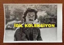 YEŞİLÇAM'IN UNUTULMAZ OYUNCUSU YALÇIN GÜLHAN'IN ORİJİNAL 3'LÜ FOTOĞRAF SETİ - 18 x 12 cm EBADINDA - YALÇIN GÜLHAN, HULUSİ KENTMEN ve SEMA TAMER BİRLİKTE POZ VERİRLERKEN ÇEKİLMİŞ 3 FARKLI KARE, FOTOĞRAFLAR NET KALİTEDE DÖNEM BASIMDIR, ÖZEL ARŞİV