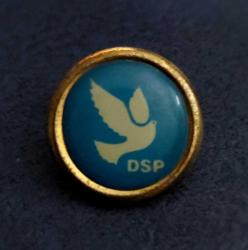 DSP/Demokratik Sol Parti Yaka Rozeti. Altın Renkli Dairesel Çerçeve İçinde, Mineli Logo Mavi-Beyaz Renktedir. 1988'ler.