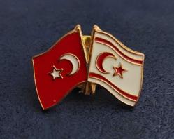 Antika - Türk Bayrağı ve KKTC Bayrağı Temalı Hatıra, Yaka Rozeti. Mineli Kırmızı-Beyaz Renktedir. 2013. - kitantik - kitaLog