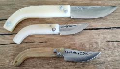 El Yapımı 1 Adet Büyük Boy Bıçak (Plastik Sap Uzunluğu 9 cm) 1 Adet Minyatür Bıçak (Plastik Sap Uzuınluğu 6 cm)  1 Adeti Minyatür Bıçak (Keçi Boynuzu Sap uzunluğu 6 cm   ) Kozan Yapımı3'lü lot