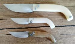 El Yapımı 1 Adet Büyük Boy Bıçak (Plastik Sap Uzunluğu 9 cm) 1 Adet Minyatür Bıçak (Plastik Sap Uzuınluğu 6 cm)  1 Adeti Minyatür Bıçak (Keçi Boynuzu Sap uzunluğu 6 cm   ) Kozan Yapımı3'lü lot