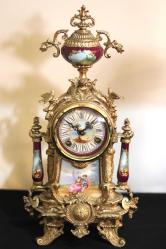 Fransız porselen  el boyaması kurmalı bronz saat ve çift  şamdan takımı. 19 Y.y. Saat Y.43cm. Eni 20cm. Şamdan Y.38cm
