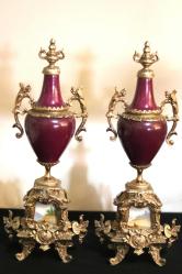 Fransız porselen  el boyaması kurmalı bronz saat ve çift  şamdan takımı. 19 Y.y. Saat Y.43cm. Eni 20cm. Şamdan Y.38cm