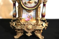 Fransız porselen  el boyaması kurmalı bronz saat ve çift  şamdan takımı. 19 Y.y. Saat Y.43cm. Eni 20cm. Şamdan Y.38cm