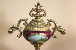 Fransız porselen  el boyaması kurmalı bronz saat ve çift  şamdan takımı. 19 Y.y. Saat Y.43cm. Eni 20cm. Şamdan Y.38cm
