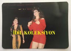 ŞARKICI CEYLAN'IN ORİJİNAL 2'Lİ FOTOĞRAF SETİ (KÜÇÜK CEYLAN, CEYLAN AVCI) - 12 x 8,5 cm EBADINDA - ''KÜÇÜK CEYLAN 16 YAŞINDA'' CEYLAN 16. DOĞUM GÜNÜNÜ KUTLARKEN ÇEKİLMİŞ 2 ÖZEL KARE, 2 TEMMUZ 1989