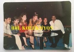 ŞARKICI CEYLAN'IN ORİJİNAL 2'Lİ FOTOĞRAF SETİ (KÜÇÜK CEYLAN, CEYLAN AVCI) - 12 x 8,5 cm EBADINDA - ''KÜÇÜK CEYLAN 16 YAŞINDA'' CEYLAN 16. DOĞUM GÜNÜNÜ KUTLARKEN ÇEKİLMİŞ 2 ÖZEL KARE, 2 TEMMUZ 1989