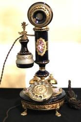 Porselen ve bronzdan  mamül, kobalt zemin üzerine altın yaldız işlemeli ankesörlü,  çevirmeli telefon. Y:40cm. Alt gövde çapı. 17cm.