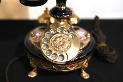 Porselen ve bronzdan  mamül, kobalt zemin üzerine altın yaldız işlemeli ankesörlü,  çevirmeli telefon. Y:40cm. Alt gövde çapı. 17cm.
