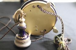 Porselen ve bronzdan  mamül, kobalt zemin üzerine altın yaldız işlemeli ankesörlü,  çevirmeli telefon. Y:40cm. Alt gövde çapı. 17cm.