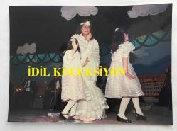 ŞARKICI CEYLAN'IN ORİJİNAL 3'LÜ FOTOĞRAF SETİ (KÜÇÜK CEYLAN, CEYLAN AVCI) - 17 x 12 cm EBADINDA - CEYLAN BİR MEKANDA KONSER VERİRKEN ÇEKİLMİŞ 3 FARKLI KARE (AÇIKLAMAYI OKUYUNUZ!) 15 NİSAN 1989