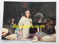 ŞARKICI CEYLAN'IN ORİJİNAL 3'LÜ FOTOĞRAF SETİ (KÜÇÜK CEYLAN, CEYLAN AVCI) - 17 x 12 cm EBADINDA - CEYLAN BİR MEKANDA KONSER VERİRKEN ÇEKİLMİŞ 3 FARKLI KARE (AÇIKLAMAYI OKUYUNUZ!) 15 NİSAN 1989