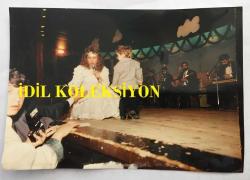 ŞARKICI CEYLAN'IN ORİJİNAL 3'LÜ FOTOĞRAF SETİ (KÜÇÜK CEYLAN, CEYLAN AVCI) - 17 x 12 cm EBADINDA - CEYLAN BİR MEKANDA KONSER VERİRKEN ÇEKİLMİŞ 3 FARKLI KARE (AÇIKLAMAYI OKUYUNUZ!) 15 NİSAN 1989